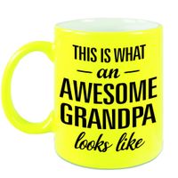 Awesome grandpa / opa cadeau mok / beker neon geel 330 ml - thumbnail