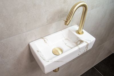 Mueller Mini Apa fonteinset rechts met wit marmeren fontein en gebogen gouden kraan Mueller Mini Apa fonteinset rechts met wit marmeren fontein en gebogen gouden kraan