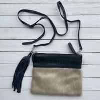 Tas Mickey koeienhuid (Nguni) struisvogel wit blauw/groen 25x20cm