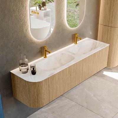 Mondiaz KURVE-DLUX 165 cm Onderkast Greeploos 2 Lades Met Deuren Oak, Wastafel Solid Surface Rechts Frappe 2 Kraangaten Zonder Spiegel (KRVSTS165L2L1D2KD-Oak/Fra)