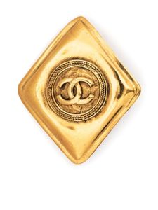 CHANEL Pre-Owned broche à logo CC embossé - Or