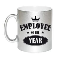 1x stuks collega cadeau mok / beker zilver employee of the year - thumbnail