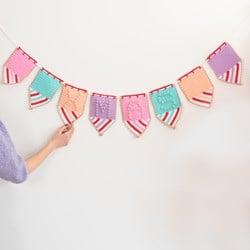 Haakpatroon Yarn and Colors Colorful Christmas Bunting