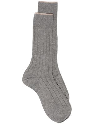 Brunello Cucinelli chaussettes en maille nervurée - Gris
