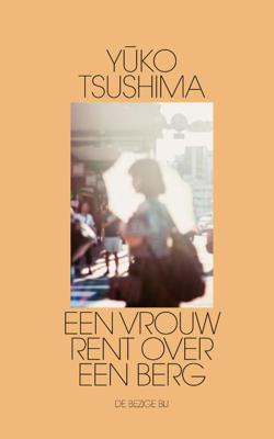 Een vrouw rent over een berg (Paperback)