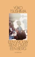 Een vrouw rent over een berg (Paperback)