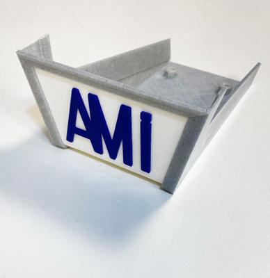 Ami K Kap Met Blauwe Logo