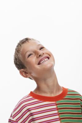 Tweekleurig gestreept T-shirt - MATERIAL FINISHES - 11/12 Tweekleurig gestreept T-shirt - MATERIAL FINISHES - 11/12