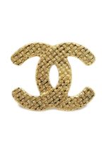 CHANEL Pre-Owned broche à logo gravé (années 1980-1990) - Or