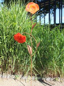 Tuinprikker met 2 rode bloemen op roestkleurige steel