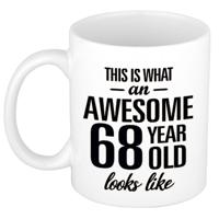 This is what an awesome 68 year old looks like - cadeau koffiemok - 300 ml - verjaardag 68 jaar