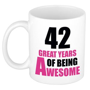 42 great years of being awesome cadeau mok / beker wit en roze