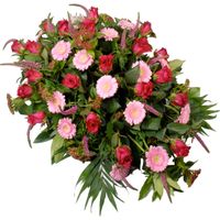 Rouwstuk met o.a roze rozen en gerberas