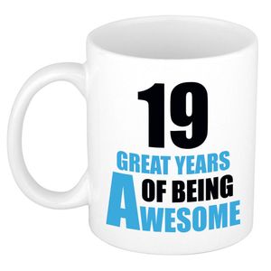 19 great years of being awesome cadeau mok / beker wit en blauw - verjaardagscadeau 19 jaar - feest mokken