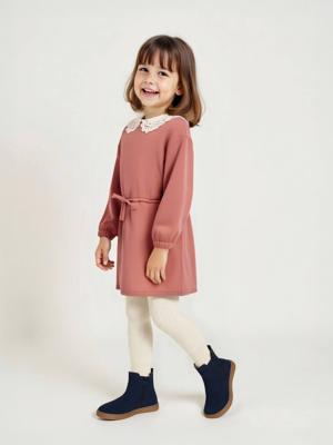 Meisjesjurk van sweaterstof met macramé kraag rozenhout