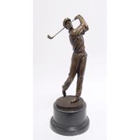 EEN BRONZEN BEELD VAN EEN GOLFER