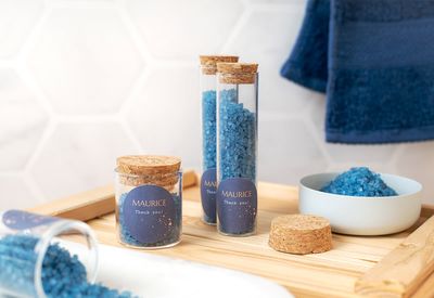 Glazen buisjes met ronde stickers & blauw badzout - set van 12