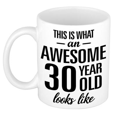 This is what an awesome 30 year old looks like - cadeau koffiemok - 300 ml - verjaardag 30 jaar