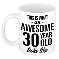This is what an awesome 30 year old looks like - cadeau koffiemok - 300 ml - verjaardag 30 jaar
