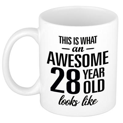 This is what an awesome 28 year old looks like - cadeau koffiemok - 300 ml - verjaardag 28 jaar