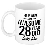 This is what an awesome 28 year old looks like - cadeau koffiemok - 300 ml - verjaardag 28 jaar