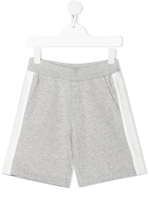 Moncler Enfant short de jogging à rayures latérales - Gris