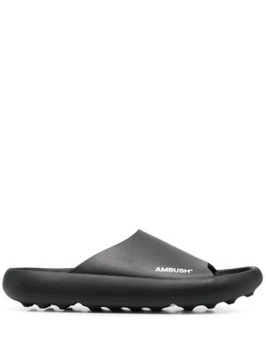 AMBUSH claquettes à logo imprimé - Noir