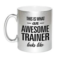 This is what an awesome trainer looks like - tekst cadeau koffie mok - beker - zilver - 300 ml - Coa - thumbnail