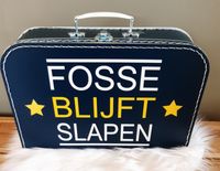 donker blauw koffertje met naam van tv programma 'Chantal blijft slapen' - thumbnail