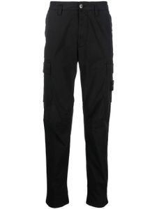 Stone Island pantalon fuselé à patch Compass - Noir