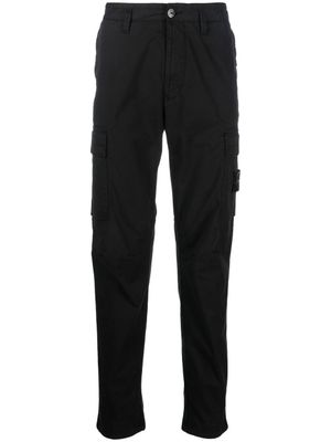 Stone Island pantalon fuselé à patch Compass - Noir