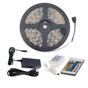 Set van 5m 24W 30LED/m IP65 RGB LED strip met afstandsbediening, controller en voeding