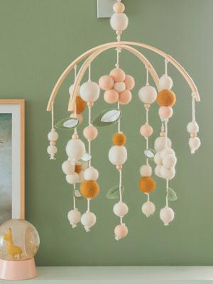 Vilten hangdecoratie beige