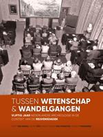 Tussen wetenschap en wandelgangen (Paperback)