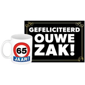 Verjaardag cadeau mok/beker 65 jaar print 300 ml + A5-size wenskaart ouwe zak