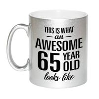 Zilveren Awesome 65 year cadeau mok / verjaardag beker 330 ml - feest mokken - thumbnail