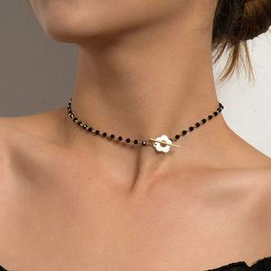 Goudkleurige Choker Ketting met Zwarte Kristallen Kralen en Bloem Sluiting - Sieraden - Spiritueelboek.nl