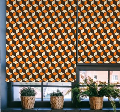 Rolgordijnen woonkamer met oranje retro patroon