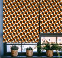 Rolgordijnen woonkamer met oranje retro patroon