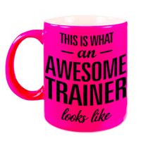 Awesome trainer cadeau mok / beker neon roze 330 ml
