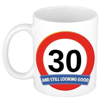 Koffie mok / cadeau beker - 30 jaar - verjaardag - still looking good - wit - stopbord Koffie mok / cadeau beker - 30 jaar - verjaardag - still looking good - wit - stopbord