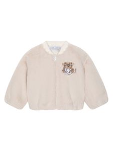 Dolce & Gabbana Kids veste en fourrure artificielle à patch logo - Tons neutres