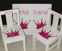 1 of 2 stoeltjes en tafeltje met naam en kroon - thumbnail