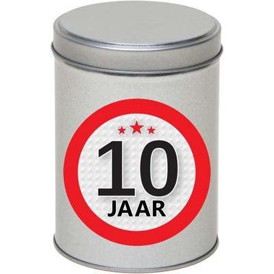 Cadeau Snoepblik - 10 jaar verjaardag - 9 x 13 cm - Cadeauverpakking- metaal - met leeftijd sticker Cadeau Snoepblik - 10 jaar verjaardag - 9 x 13 cm - Cadeauverpakking- metaal - met leeftijd sticker