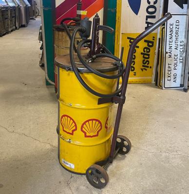 Vintage origineel Shell Oil smeerolievat met karretje.