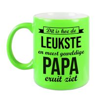 Leukste en meest geweldige papa cadeau koffiemok / theebeker neon groen 330 ml - thumbnail