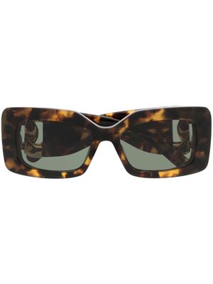 Stella McCartney Eyewear lunettes de soleil carrées à détail de chaîne - Marron