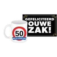 Verjaardag cadeau mok/beker 50 jaar print 300 ml + A5-size wenskaart ouwe zak