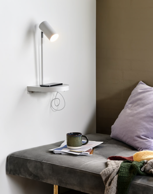 Bedlamp wandlamp met usb zwart en plankje &apos;Cody&apos;