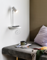 Bedlamp wandlamp met usb zwart en plankje &apos;Cody&apos;